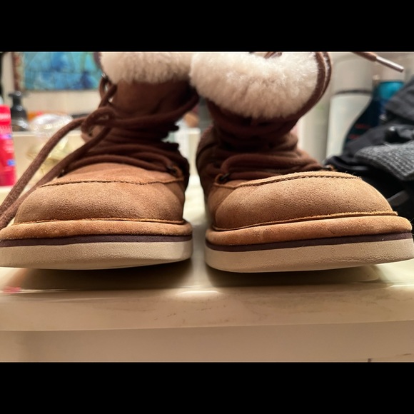 UGG “Lodge” boots size 7 (can fit 8!) - Picture 9 of 10